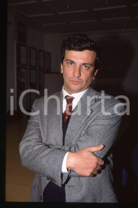 35mm vintage slide* 1990 ca ITALIA - PSDI Giovanni NEGRI Politico (49)  Diapositiva d'epoca, in formato 35 mm.CONDIZIONI: GOODE' severamente vietata la riproduzione. Tutti i diritti sono riservati.Nella diapositiva ICharta mette in vendita, sul negozio eBay e in esclusiva sul sito "icharta" il proprio archivio composto da numerose diapositive e negativi fotografici d'epoca, tutti originali e autentici, che attraversano la storia del costume italiano tra gli la fine degli anni Sessanta e Novanta.Si tratta di uno sguardo inedito sull'attualit&agrave;, la politica, la vita quotidiana, il gossip e la cultura, che fotografa il cambiamento della nazione in quest'ultimo scorcio del XX secolo. Un'occasione unica per il mercato del collezionismo, che vede finalmente disponibile un archivio eccezionale per vastit&agrave;, tematiche e condizioni, in un settore (il negativo fotografico e la diapositiva) di assoluta novit&agrave; e dalle interessanti prospettive di investimento. GOOD/buono   originale e autentica 1