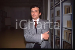 35mm vintage slide* 1990 ca ITALIA - PSDI Giovanni NEGRI Politico (50)  Diapositiva d'epoca, in formato 35 mm.CONDIZIONI: GOODE' severamente vietata la riproduzione. Tutti i diritti sono riservati.Nella diapositiva ICharta mette in vendita, sul negozio eBay e in esclusiva sul sito "icharta" il proprio archivio composto da numerose diapositive e negativi fotografici d'epoca, tutti originali e autentici, che attraversano la storia del costume italiano tra gli la fine degli anni Sessanta e Novanta.Si tratta di uno sguardo inedito sull'attualit&agrave;, la politica, la vita quotidiana, il gossip e la cultura, che fotografa il cambiamento della nazione in quest'ultimo scorcio del XX secolo. Un'occasione unica per il mercato del collezionismo, che vede finalmente disponibile un archivio eccezionale per vastit&agrave;, tematiche e condizioni, in un settore (il negativo fotografico e la diapositiva) di assoluta novit&agrave; e dalle interessanti prospettive di investimento. GOOD/buono   originale e autentica 1