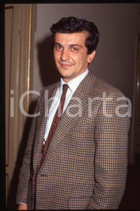 35mm vintage slide* 1990 ca ITALIA - PSDI Giovanni NEGRI Politico (51)  Diapositiva d'epoca, in formato 35 mm.CONDIZIONI: GOODE' severamente vietata la riproduzione. Tutti i diritti sono riservati.Nella diapositiva ICharta mette in vendita, sul negozio eBay e in esclusiva sul sito "icharta" il proprio archivio composto da numerose diapositive e negativi fotografici d'epoca, tutti originali e autentici, che attraversano la storia del costume italiano tra gli la fine degli anni Sessanta e Novanta.Si tratta di uno sguardo inedito sull'attualit&agrave;, la politica, la vita quotidiana, il gossip e la cultura, che fotografa il cambiamento della nazione in quest'ultimo scorcio del XX secolo. Un'occasione unica per il mercato del collezionismo, che vede finalmente disponibile un archivio eccezionale per vastit&agrave;, tematiche e condizioni, in un settore (il negativo fotografico e la diapositiva) di assoluta novit&agrave; e dalle interessanti prospettive di investimento. GOOD/buono   originale e autentica 1