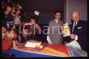 35mm vintage slide* 1990 ca ITALIA - PSDI Giovanni NEGRI Referendum  Diapositiva d'epoca, in formato 35 mm.CONDIZIONI: GOODE' severamente vietata la riproduzione. Tutti i diritti sono riservati.Nella diapositiva ICharta mette in vendita, sul negozio eBay e in esclusiva sul sito "icharta" il proprio archivio composto da numerose diapositive e negativi fotografici d'epoca, tutti originali e autentici, che attraversano la storia del costume italiano tra gli la fine degli anni Sessanta e Novanta.Si tratta di uno sguardo inedito sull'attualit&agrave;, la politica, la vita quotidiana, il gossip e la cultura, che fotografa il cambiamento della nazione in quest'ultimo scorcio del XX secolo. Un'occasione unica per il mercato del collezionismo, che vede finalmente disponibile un archivio eccezionale per vastit&agrave;, tematiche e condizioni, in un settore (il negativo fotografico e la diapositiva) di assoluta novit&agrave; e dalle interessanti prospettive di investimento. GOOD/buono   originale e autentica 1