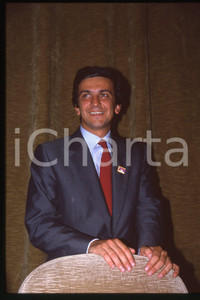 35mm vintage slide* 1990 ca ITALIA - PSDI Giovanni NEGRI Politico (55)  Diapositiva d'epoca, in formato 35 mm.CONDIZIONI: GOODE' severamente vietata la riproduzione. Tutti i diritti sono riservati.Nella diapositiva ICharta mette in vendita, sul negozio eBay e in esclusiva sul sito "icharta" il proprio archivio composto da numerose diapositive e negativi fotografici d'epoca, tutti originali e autentici, che attraversano la storia del costume italiano tra gli la fine degli anni Sessanta e Novanta.Si tratta di uno sguardo inedito sull'attualit&agrave;, la politica, la vita quotidiana, il gossip e la cultura, che fotografa il cambiamento della nazione in quest'ultimo scorcio del XX secolo. Un'occasione unica per il mercato del collezionismo, che vede finalmente disponibile un archivio eccezionale per vastit&agrave;, tematiche e condizioni, in un settore (il negativo fotografico e la diapositiva) di assoluta novit&agrave; e dalle interessanti prospettive di investimento. GOOD/buono   originale e autentica 1