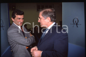35mm vintage slide* 1990 ca ITALIA - PSDI Giovanni NEGRI Marcello DELL'UTRI  Diapositiva d'epoca, in formato 35 mm.CONDIZIONI: GOODE' severamente vietata la riproduzione. Tutti i diritti sono riservati.Nella diapositiva ICharta mette in vendita, sul negozio eBay e in esclusiva sul sito "icharta" il proprio archivio composto da numerose diapositive e negativi fotografici d'epoca, tutti originali e autentici, che attraversano la storia del costume italiano tra gli la fine degli anni Sessanta e Novanta.Si tratta di uno sguardo inedito sull'attualit&agrave;, la politica, la vita quotidiana, il gossip e la cultura, che fotografa il cambiamento della nazione in quest'ultimo scorcio del XX secolo. Un'occasione unica per il mercato del collezionismo, che vede finalmente disponibile un archivio eccezionale per vastit&agrave;, tematiche e condizioni, in un settore (il negativo fotografico e la diapositiva) di assoluta novit&agrave; e dalle interessanti prospettive di investimento. GOOD/buono   originale e autentica 1