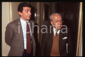 35mm vintage slide* 1990 ca ITALIA - PSDI Politico Giovanni NEGRI  Diapositiva d'epoca, in formato 35 mm.CONDIZIONI: GOODE' severamente vietata la riproduzione. Tutti i diritti sono riservati.Nella diapositiva ICharta mette in vendita, sul negozio eBay e in esclusiva sul sito "icharta" il proprio archivio composto da numerose diapositive e negativi fotografici d'epoca, tutti originali e autentici, che attraversano la storia del costume italiano tra gli la fine degli anni Sessanta e Novanta.Si tratta di uno sguardo inedito sull'attualit&agrave;, la politica, la vita quotidiana, il gossip e la cultura, che fotografa il cambiamento della nazione in quest'ultimo scorcio del XX secolo. Un'occasione unica per il mercato del collezionismo, che vede finalmente disponibile un archivio eccezionale per vastit&agrave;, tematiche e condizioni, in un settore (il negativo fotografico e la diapositiva) di assoluta novit&agrave; e dalle interessanti prospettive di investimento. GOOD/buono   originale e autentica 1