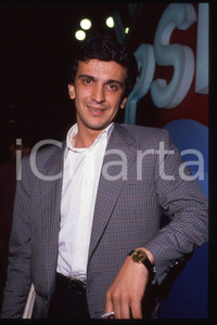 35mm vintage slide* 1990 ca ITALIA - PSDI Giovanni NEGRI Politico (64)  Diapositiva d'epoca, in formato 35 mm.CONDIZIONI: GOODE' severamente vietata la riproduzione. Tutti i diritti sono riservati.Nella diapositiva ICharta mette in vendita, sul negozio eBay e in esclusiva sul sito "icharta" il proprio archivio composto da numerose diapositive e negativi fotografici d'epoca, tutti originali e autentici, che attraversano la storia del costume italiano tra gli la fine degli anni Sessanta e Novanta.Si tratta di uno sguardo inedito sull'attualit&agrave;, la politica, la vita quotidiana, il gossip e la cultura, che fotografa il cambiamento della nazione in quest'ultimo scorcio del XX secolo. Un'occasione unica per il mercato del collezionismo, che vede finalmente disponibile un archivio eccezionale per vastit&agrave;, tematiche e condizioni, in un settore (il negativo fotografico e la diapositiva) di assoluta novit&agrave; e dalle interessanti prospettive di investimento. GOOD/buono   originale e autentica 1