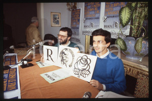 35mm vintage slide* 1990 ca PARTITO RADICALE Giovanni NEGRI politico (2)  Diapositiva d'epoca, in formato 35 mm.CONDIZIONI: GOODE' severamente vietata la riproduzione. Tutti i diritti sono riservati.Nella diapositiva ICharta mette in vendita, sul negozio eBay e in esclusiva sul sito "icharta" il proprio archivio composto da numerose diapositive e negativi fotografici d'epoca, tutti originali e autentici, che attraversano la storia del costume italiano tra gli la fine degli anni Sessanta e Novanta.Si tratta di uno sguardo inedito sull'attualit&agrave;, la politica, la vita quotidiana, il gossip e la cultura, che fotografa il cambiamento della nazione in quest'ultimo scorcio del XX secolo. Un'occasione unica per il mercato del collezionismo, che vede finalmente disponibile un archivio eccezionale per vastit&agrave;, tematiche e condizioni, in un settore (il negativo fotografico e la diapositiva) di assoluta novit&agrave; e dalle interessanti prospettive di investimento. GOOD/buono   originale e autentica 1