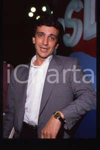 35mm vintage slide* 1990 ca ITALIA - PSDI Giovanni NEGRI Politico (72)  Diapositiva d'epoca, in formato 35 mm.CONDIZIONI: GOODE' severamente vietata la riproduzione. Tutti i diritti sono riservati.Nella diapositiva ICharta mette in vendita, sul negozio eBay e in esclusiva sul sito "icharta" il proprio archivio composto da numerose diapositive e negativi fotografici d'epoca, tutti originali e autentici, che attraversano la storia del costume italiano tra gli la fine degli anni Sessanta e Novanta.Si tratta di uno sguardo inedito sull'attualit&agrave;, la politica, la vita quotidiana, il gossip e la cultura, che fotografa il cambiamento della nazione in quest'ultimo scorcio del XX secolo. Un'occasione unica per il mercato del collezionismo, che vede finalmente disponibile un archivio eccezionale per vastit&agrave;, tematiche e condizioni, in un settore (il negativo fotografico e la diapositiva) di assoluta novit&agrave; e dalle interessanti prospettive di investimento. GOOD/buono   originale e autentica 1