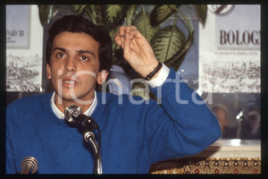 35mm vintage slide* 1990 ca PARTITO RADICALE Giovanni NEGRI Politico (73)  Diapositiva d'epoca, in formato 35 mm.CONDIZIONI: GOODE' severamente vietata la riproduzione. Tutti i diritti sono riservati.Nella diapositiva ICharta mette in vendita, sul negozio eBay e in esclusiva sul sito "icharta" il proprio archivio composto da numerose diapositive e negativi fotografici d'epoca, tutti originali e autentici, che attraversano la storia del costume italiano tra gli la fine degli anni Sessanta e Novanta.Si tratta di uno sguardo inedito sull'attualit&agrave;, la politica, la vita quotidiana, il gossip e la cultura, che fotografa il cambiamento della nazione in quest'ultimo scorcio del XX secolo. Un'occasione unica per il mercato del collezionismo, che vede finalmente disponibile un archivio eccezionale per vastit&agrave;, tematiche e condizioni, in un settore (il negativo fotografico e la diapositiva) di assoluta novit&agrave; e dalle interessanti prospettive di investimento. GOOD/buono   originale e autentica 1