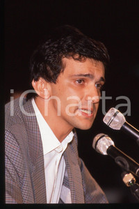 35mm vintage slide* 1990 ca ITALIA - PSDI Giovanni NEGRI Politico (76)  Diapositiva d'epoca, in formato 35 mm.CONDIZIONI: GOODE' severamente vietata la riproduzione. Tutti i diritti sono riservati.Nella diapositiva ICharta mette in vendita, sul negozio eBay e in esclusiva sul sito "icharta" il proprio archivio composto da numerose diapositive e negativi fotografici d'epoca, tutti originali e autentici, che attraversano la storia del costume italiano tra gli la fine degli anni Sessanta e Novanta.Si tratta di uno sguardo inedito sull'attualit&agrave;, la politica, la vita quotidiana, il gossip e la cultura, che fotografa il cambiamento della nazione in quest'ultimo scorcio del XX secolo. Un'occasione unica per il mercato del collezionismo, che vede finalmente disponibile un archivio eccezionale per vastit&agrave;, tematiche e condizioni, in un settore (il negativo fotografico e la diapositiva) di assoluta novit&agrave; e dalle interessanti prospettive di investimento. GOOD/buono   originale e autentica 1