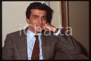 35mm vintage slide* 1990 ca ITALIA - PSDI Giovanni NEGRI Politico (77)  Diapositiva d'epoca, in formato 35 mm.CONDIZIONI: GOODE' severamente vietata la riproduzione. Tutti i diritti sono riservati.Nella diapositiva ICharta mette in vendita, sul negozio eBay e in esclusiva sul sito "icharta" il proprio archivio composto da numerose diapositive e negativi fotografici d'epoca, tutti originali e autentici, che attraversano la storia del costume italiano tra gli la fine degli anni Sessanta e Novanta.Si tratta di uno sguardo inedito sull'attualit&agrave;, la politica, la vita quotidiana, il gossip e la cultura, che fotografa il cambiamento della nazione in quest'ultimo scorcio del XX secolo. Un'occasione unica per il mercato del collezionismo, che vede finalmente disponibile un archivio eccezionale per vastit&agrave;, tematiche e condizioni, in un settore (il negativo fotografico e la diapositiva) di assoluta novit&agrave; e dalle interessanti prospettive di investimento. GOOD/buono   originale e autentica 1