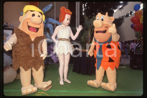 35mm vintage slide* 1990 HOLLYWOOD - THE FLINTSTONES 30° birthday party (6)  Diapositiva d'epoca, in formato 35 mm.CONDIZIONI: GOODE' severamente vietata la riproduzione. Tutti i diritti sono riservati.Nella diapositiva ICharta mette in vendita, sul negozio eBay e in esclusiva sul sito "icharta" il proprio archivio composto da numerose diapositive e negativi fotografici d'epoca, tutti originali e autentici, che attraversano la storia del costume italiano tra gli la fine degli anni Sessanta e Novanta.Si tratta di uno sguardo inedito sull'attualit&agrave;, la politica, la vita quotidiana, il gossip e la cultura, che fotografa il cambiamento della nazione in quest'ultimo scorcio del XX secolo. Un'occasione unica per il mercato del collezionismo, che vede finalmente disponibile un archivio eccezionale per vastit&agrave;, tematiche e condizioni, in un settore (il negativo fotografico e la diapositiva) di assoluta novit&agrave; e dalle interessanti prospettive di investimento. GOOD/buono   originale e autentica 1