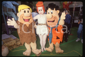 35mm vintage slide* 1990 HOLLYWOOD - THE FLINTSTONES 30° birthday party (7)  Diapositiva d'epoca, in formato 35 mm.CONDIZIONI: GOODE' severamente vietata la riproduzione. Tutti i diritti sono riservati.Nella diapositiva ICharta mette in vendita, sul negozio eBay e in esclusiva sul sito "icharta" il proprio archivio composto da numerose diapositive e negativi fotografici d'epoca, tutti originali e autentici, che attraversano la storia del costume italiano tra gli la fine degli anni Sessanta e Novanta.Si tratta di uno sguardo inedito sull'attualit&agrave;, la politica, la vita quotidiana, il gossip e la cultura, che fotografa il cambiamento della nazione in quest'ultimo scorcio del XX secolo. Un'occasione unica per il mercato del collezionismo, che vede finalmente disponibile un archivio eccezionale per vastit&agrave;, tematiche e condizioni, in un settore (il negativo fotografico e la diapositiva) di assoluta novit&agrave; e dalle interessanti prospettive di investimento. GOOD/buono   originale e autentica 1