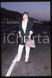 35mm vintage slide* 1986 CINEMA Sally KELLERMAN Actress  Diapositiva d'epoca, in formato 35 mm.CONDIZIONI: GOODE' severamente vietata la riproduzione. Tutti i diritti sono riservati.Nella diapositiva ICharta mette in vendita, sul negozio eBay e in esclusiva sul sito "icharta" il proprio archivio composto da numerose diapositive e negativi fotografici d'epoca, tutti originali e autentici, che attraversano la storia del costume italiano tra gli la fine degli anni Sessanta e Novanta.Si tratta di uno sguardo inedito sull'attualit&agrave;, la politica, la vita quotidiana, il gossip e la cultura, che fotografa il cambiamento della nazione in quest'ultimo scorcio del XX secolo. Un'occasione unica per il mercato del collezionismo, che vede finalmente disponibile un archivio eccezionale per vastit&agrave;, tematiche e condizioni, in un settore (il negativo fotografico e la diapositiva) di assoluta novit&agrave; e dalle interessanti prospettive di investimento. FAIR/discreto   originale e autentica 1