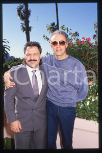 35mm vintage slide* 1985 ca USA Boxer Vinnie CURTO and composer John MADERA (1)  Diapositiva d'epoca, in formato 35 mm.CONDIZIONI: GOODE' severamente vietata la riproduzione. Tutti i diritti sono riservati.Nella diapositiva ICharta mette in vendita, sul negozio eBay e in esclusiva sul sito "icharta" il proprio archivio composto da numerose diapositive e negativi fotografici d'epoca, tutti originali e autentici, che attraversano la storia del costume italiano tra gli la fine degli anni Sessanta e Novanta.Si tratta di uno sguardo inedito sull'attualit&agrave;, la politica, la vita quotidiana, il gossip e la cultura, che fotografa il cambiamento della nazione in quest'ultimo scorcio del XX secolo. Un'occasione unica per il mercato del collezionismo, che vede finalmente disponibile un archivio eccezionale per vastit&agrave;, tematiche e condizioni, in un settore (il negativo fotografico e la diapositiva) di assoluta novit&agrave; e dalle interessanti prospettive di investimento. GOOD/buono   originale e autentica 1