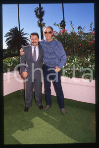 35mm vintage slide* 1985 ca USA Boxer Vinnie CURTO and composer John MADERA (2)  Diapositiva d'epoca, in formato 35 mm.CONDIZIONI: GOODE' severamente vietata la riproduzione. Tutti i diritti sono riservati.Nella diapositiva ICharta mette in vendita, sul negozio eBay e in esclusiva sul sito "icharta" il proprio archivio composto da numerose diapositive e negativi fotografici d'epoca, tutti originali e autentici, che attraversano la storia del costume italiano tra gli la fine degli anni Sessanta e Novanta.Si tratta di uno sguardo inedito sull'attualit&agrave;, la politica, la vita quotidiana, il gossip e la cultura, che fotografa il cambiamento della nazione in quest'ultimo scorcio del XX secolo. Un'occasione unica per il mercato del collezionismo, che vede finalmente disponibile un archivio eccezionale per vastit&agrave;, tematiche e condizioni, in un settore (il negativo fotografico e la diapositiva) di assoluta novit&agrave; e dalle interessanti prospettive di investimento. GOOD/buono   originale e autentica 1