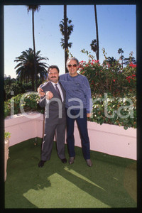 35mm vintage slide* 1985 ca USA Boxer Vinnie CURTO and composer John MADERA (5)  Diapositiva d'epoca, in formato 35 mm.CONDIZIONI: GOODE' severamente vietata la riproduzione. Tutti i diritti sono riservati.Nella diapositiva ICharta mette in vendita, sul negozio eBay e in esclusiva sul sito "icharta" il proprio archivio composto da numerose diapositive e negativi fotografici d'epoca, tutti originali e autentici, che attraversano la storia del costume italiano tra gli la fine degli anni Sessanta e Novanta.Si tratta di uno sguardo inedito sull'attualit&agrave;, la politica, la vita quotidiana, il gossip e la cultura, che fotografa il cambiamento della nazione in quest'ultimo scorcio del XX secolo. Un'occasione unica per il mercato del collezionismo, che vede finalmente disponibile un archivio eccezionale per vastit&agrave;, tematiche e condizioni, in un settore (il negativo fotografico e la diapositiva) di assoluta novit&agrave; e dalle interessanti prospettive di investimento. GOOD/buono   originale e autentica 1