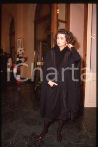 35mm vintage slide* 1985 ca ITALIA - MUSICA Gigliola CINQUETTI Ritratto (24)  Diapositiva d'epoca, in formato 35 mm.CONDIZIONI: GOODE' severamente vietata la riproduzione. Tutti i diritti sono riservati.Nella diapositiva ICharta mette in vendita, sul negozio eBay e in esclusiva sul sito "icharta" il proprio archivio composto da numerose diapositive e negativi fotografici d'epoca, tutti originali e autentici, che attraversano la storia del costume italiano tra gli la fine degli anni Sessanta e Novanta.Si tratta di uno sguardo inedito sull'attualit&agrave;, la politica, la vita quotidiana, il gossip e la cultura, che fotografa il cambiamento della nazione in quest'ultimo scorcio del XX secolo. Un'occasione unica per il mercato del collezionismo, che vede finalmente disponibile un archivio eccezionale per vastit&agrave;, tematiche e condizioni, in un settore (il negativo fotografico e la diapositiva) di assoluta novit&agrave; e dalle interessanti prospettive di investimento. GOOD/buono   originale e autentica 1