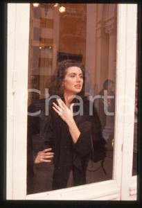 35mm vintage slide* 1985 ca ITALIA - MUSICA Gigliola CINQUETTI Ritratto (25)  Diapositiva d'epoca, in formato 35 mm.CONDIZIONI: GOODE' severamente vietata la riproduzione. Tutti i diritti sono riservati.Nella diapositiva ICharta mette in vendita, sul negozio eBay e in esclusiva sul sito "icharta" il proprio archivio composto da numerose diapositive e negativi fotografici d'epoca, tutti originali e autentici, che attraversano la storia del costume italiano tra gli la fine degli anni Sessanta e Novanta.Si tratta di uno sguardo inedito sull'attualit&agrave;, la politica, la vita quotidiana, il gossip e la cultura, che fotografa il cambiamento della nazione in quest'ultimo scorcio del XX secolo. Un'occasione unica per il mercato del collezionismo, che vede finalmente disponibile un archivio eccezionale per vastit&agrave;, tematiche e condizioni, in un settore (il negativo fotografico e la diapositiva) di assoluta novit&agrave; e dalle interessanti prospettive di investimento. GOOD/buono   originale e autentica 1