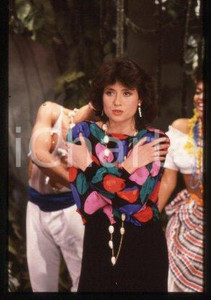 35mm vintage slide* 1985 ca ITALIA - MUSICA Gigliola CINQUETTI Ritratto (35)  Diapositiva d'epoca, in formato 35 mm.CONDIZIONI: GOODE' severamente vietata la riproduzione. Tutti i diritti sono riservati.Nella diapositiva ICharta mette in vendita, sul negozio eBay e in esclusiva sul sito "icharta" il proprio archivio composto da numerose diapositive e negativi fotografici d'epoca, tutti originali e autentici, che attraversano la storia del costume italiano tra gli la fine degli anni Sessanta e Novanta.Si tratta di uno sguardo inedito sull'attualit&agrave;, la politica, la vita quotidiana, il gossip e la cultura, che fotografa il cambiamento della nazione in quest'ultimo scorcio del XX secolo. Un'occasione unica per il mercato del collezionismo, che vede finalmente disponibile un archivio eccezionale per vastit&agrave;, tematiche e condizioni, in un settore (il negativo fotografico e la diapositiva) di assoluta novit&agrave; e dalle interessanti prospettive di investimento. GOOD/buono   originale e autentica 1