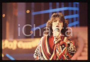35mm vintage slide* 1985 ca ITALIA - MUSICA Gigliola CINQUETTI Ritratto (52)  Diapositiva d'epoca, in formato 35 mm.CONDIZIONI: GOODE' severamente vietata la riproduzione. Tutti i diritti sono riservati.Nella diapositiva ICharta mette in vendita, sul negozio eBay e in esclusiva sul sito "icharta" il proprio archivio composto da numerose diapositive e negativi fotografici d'epoca, tutti originali e autentici, che attraversano la storia del costume italiano tra gli la fine degli anni Sessanta e Novanta.Si tratta di uno sguardo inedito sull'attualit&agrave;, la politica, la vita quotidiana, il gossip e la cultura, che fotografa il cambiamento della nazione in quest'ultimo scorcio del XX secolo. Un'occasione unica per il mercato del collezionismo, che vede finalmente disponibile un archivio eccezionale per vastit&agrave;, tematiche e condizioni, in un settore (il negativo fotografico e la diapositiva) di assoluta novit&agrave; e dalle interessanti prospettive di investimento. GOOD/buono   originale e autentica 1