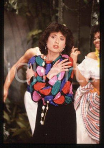 35mm vintage slide* 1985 ca ITALIA - MUSICA, Gigliola CINQUETTI Ritratto (65)  Diapositiva d'epoca, in formato 35 mm.CONDIZIONI: GOODE' severamente vietata la riproduzione. Tutti i diritti sono riservati.Nella diapositiva ICharta mette in vendita, sul negozio eBay e in esclusiva sul sito "icharta" il proprio archivio composto da numerose diapositive e negativi fotografici d'epoca, tutti originali e autentici, che attraversano la storia del costume italiano tra gli la fine degli anni Sessanta e Novanta.Si tratta di uno sguardo inedito sull'attualit&agrave;, la politica, la vita quotidiana, il gossip e la cultura, che fotografa il cambiamento della nazione in quest'ultimo scorcio del XX secolo. Un'occasione unica per il mercato del collezionismo, che vede finalmente disponibile un archivio eccezionale per vastit&agrave;, tematiche e condizioni, in un settore (il negativo fotografico e la diapositiva) di assoluta novit&agrave; e dalle interessanti prospettive di investimento. GOOD/buono   originale e autentica 1