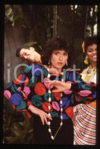 35mm vintage slide* 1985 ca ITALIA - MUSICA, Gigliola CINQUETTI Ritratto (68)  Diapositiva d'epoca, in formato 35 mm.CONDIZIONI: GOODE' severamente vietata la riproduzione. Tutti i diritti sono riservati.Nella diapositiva ICharta mette in vendita, sul negozio eBay e in esclusiva sul sito "icharta" il proprio archivio composto da numerose diapositive e negativi fotografici d'epoca, tutti originali e autentici, che attraversano la storia del costume italiano tra gli la fine degli anni Sessanta e Novanta.Si tratta di uno sguardo inedito sull'attualit&agrave;, la politica, la vita quotidiana, il gossip e la cultura, che fotografa il cambiamento della nazione in quest'ultimo scorcio del XX secolo. Un'occasione unica per il mercato del collezionismo, che vede finalmente disponibile un archivio eccezionale per vastit&agrave;, tematiche e condizioni, in un settore (il negativo fotografico e la diapositiva) di assoluta novit&agrave; e dalle interessanti prospettive di investimento. GOOD/buono   originale e autentica 1