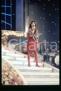 35mm vintage slide* 1985 ca ITALIA - MUSICA, Gigliola CINQUETTI Ritratto (86)  Diapositiva d'epoca, in formato 35 mm.CONDIZIONI: GOODE' severamente vietata la riproduzione. Tutti i diritti sono riservati.Nella diapositiva ICharta mette in vendita, sul negozio eBay e in esclusiva sul sito "icharta" il proprio archivio composto da numerose diapositive e negativi fotografici d'epoca, tutti originali e autentici, che attraversano la storia del costume italiano tra gli la fine degli anni Sessanta e Novanta.Si tratta di uno sguardo inedito sull'attualit&agrave;, la politica, la vita quotidiana, il gossip e la cultura, che fotografa il cambiamento della nazione in quest'ultimo scorcio del XX secolo. Un'occasione unica per il mercato del collezionismo, che vede finalmente disponibile un archivio eccezionale per vastit&agrave;, tematiche e condizioni, in un settore (il negativo fotografico e la diapositiva) di assoluta novit&agrave; e dalle interessanti prospettive di investimento. GOOD/buono   originale e autentica 1