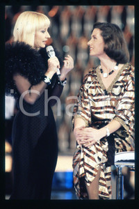 35mm vintage slide* 1985ca ITALIA MUSICA Raffaella CARRÀ Gigliola CINQUETTI 103  Diapositiva d'epoca, in formato 35 mm.CONDIZIONI: GOODE' severamente vietata la riproduzione. Tutti i diritti sono riservati.Nella diapositiva ICharta mette in vendita, sul negozio eBay e in esclusiva sul sito "icharta" il proprio archivio composto da numerose diapositive e negativi fotografici d'epoca, tutti originali e autentici, che attraversano la storia del costume italiano tra gli la fine degli anni Sessanta e Novanta.Si tratta di uno sguardo inedito sull'attualit&agrave;, la politica, la vita quotidiana, il gossip e la cultura, che fotografa il cambiamento della nazione in quest'ultimo scorcio del XX secolo. Un'occasione unica per il mercato del collezionismo, che vede finalmente disponibile un archivio eccezionale per vastit&agrave;, tematiche e condizioni, in un settore (il negativo fotografico e la diapositiva) di assoluta novit&agrave; e dalle interessanti prospettive di investimento. GOOD/buono   originale e autentica 1