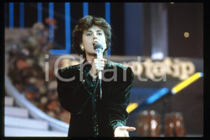 35mm vintage slide* 1985 ca ITALIA - MUSICA, Gigliola CINQUETTI Ritratto (104)  Diapositiva d'epoca, in formato 35 mm.CONDIZIONI: GOODE' severamente vietata la riproduzione. Tutti i diritti sono riservati.Nella diapositiva ICharta mette in vendita, sul negozio eBay e in esclusiva sul sito "icharta" il proprio archivio composto da numerose diapositive e negativi fotografici d'epoca, tutti originali e autentici, che attraversano la storia del costume italiano tra gli la fine degli anni Sessanta e Novanta.Si tratta di uno sguardo inedito sull'attualit&agrave;, la politica, la vita quotidiana, il gossip e la cultura, che fotografa il cambiamento della nazione in quest'ultimo scorcio del XX secolo. Un'occasione unica per il mercato del collezionismo, che vede finalmente disponibile un archivio eccezionale per vastit&agrave;, tematiche e condizioni, in un settore (il negativo fotografico e la diapositiva) di assoluta novit&agrave; e dalle interessanti prospettive di investimento. GOOD/buono   originale e autentica 1