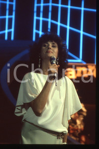 35mm vintage slide* 1985 ca ITALIA - MUSICA, Gigliola CINQUETTI Ritratto (117)  Diapositiva d'epoca, in formato 35 mm.CONDIZIONI: GOODE' severamente vietata la riproduzione. Tutti i diritti sono riservati.Nella diapositiva ICharta mette in vendita, sul negozio eBay e in esclusiva sul sito "icharta" il proprio archivio composto da numerose diapositive e negativi fotografici d'epoca, tutti originali e autentici, che attraversano la storia del costume italiano tra gli la fine degli anni Sessanta e Novanta.Si tratta di uno sguardo inedito sull'attualit&agrave;, la politica, la vita quotidiana, il gossip e la cultura, che fotografa il cambiamento della nazione in quest'ultimo scorcio del XX secolo. Un'occasione unica per il mercato del collezionismo, che vede finalmente disponibile un archivio eccezionale per vastit&agrave;, tematiche e condizioni, in un settore (il negativo fotografico e la diapositiva) di assoluta novit&agrave; e dalle interessanti prospettive di investimento. GOOD/buono   originale e autentica 1