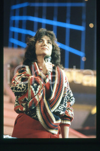 35mm vintage slide* 1985 ca ITALIA - MUSICA, Gigliola CINQUETTI Ritratto (128)  Diapositiva d'epoca, in formato 35 mm.CONDIZIONI: GOODE' severamente vietata la riproduzione. Tutti i diritti sono riservati.Nella diapositiva ICharta mette in vendita, sul negozio eBay e in esclusiva sul sito "icharta" il proprio archivio composto da numerose diapositive e negativi fotografici d'epoca, tutti originali e autentici, che attraversano la storia del costume italiano tra gli la fine degli anni Sessanta e Novanta.Si tratta di uno sguardo inedito sull'attualit&agrave;, la politica, la vita quotidiana, il gossip e la cultura, che fotografa il cambiamento della nazione in quest'ultimo scorcio del XX secolo. Un'occasione unica per il mercato del collezionismo, che vede finalmente disponibile un archivio eccezionale per vastit&agrave;, tematiche e condizioni, in un settore (il negativo fotografico e la diapositiva) di assoluta novit&agrave; e dalle interessanti prospettive di investimento. GOOD/buono   originale e autentica 1