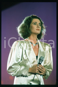 35mm vintage slide* 1985 ca ITALIA - MUSICA, Gigliola CINQUETTI Ritratto (130)  Diapositiva d'epoca, in formato 35 mm.CONDIZIONI: GOODE' severamente vietata la riproduzione. Tutti i diritti sono riservati.Nella diapositiva ICharta mette in vendita, sul negozio eBay e in esclusiva sul sito "icharta" il proprio archivio composto da numerose diapositive e negativi fotografici d'epoca, tutti originali e autentici, che attraversano la storia del costume italiano tra gli la fine degli anni Sessanta e Novanta.Si tratta di uno sguardo inedito sull'attualit&agrave;, la politica, la vita quotidiana, il gossip e la cultura, che fotografa il cambiamento della nazione in quest'ultimo scorcio del XX secolo. Un'occasione unica per il mercato del collezionismo, che vede finalmente disponibile un archivio eccezionale per vastit&agrave;, tematiche e condizioni, in un settore (il negativo fotografico e la diapositiva) di assoluta novit&agrave; e dalle interessanti prospettive di investimento. GOOD/buono   originale e autentica 1