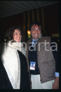 35mm vintage slide* 1985 ca ITALIA - MUSICA Gigliola CINQUETTI Ritratto (143)  Diapositiva d'epoca, in formato 35 mm.CONDIZIONI: GOODE' severamente vietata la riproduzione. Tutti i diritti sono riservati.Nella diapositiva ICharta mette in vendita, sul negozio eBay e in esclusiva sul sito "icharta" il proprio archivio composto da numerose diapositive e negativi fotografici d'epoca, tutti originali e autentici, che attraversano la storia del costume italiano tra gli la fine degli anni Sessanta e Novanta.Si tratta di uno sguardo inedito sull'attualit&agrave;, la politica, la vita quotidiana, il gossip e la cultura, che fotografa il cambiamento della nazione in quest'ultimo scorcio del XX secolo. Un'occasione unica per il mercato del collezionismo, che vede finalmente disponibile un archivio eccezionale per vastit&agrave;, tematiche e condizioni, in un settore (il negativo fotografico e la diapositiva) di assoluta novit&agrave; e dalle interessanti prospettive di investimento. GOOD/buono   originale e autentica 1