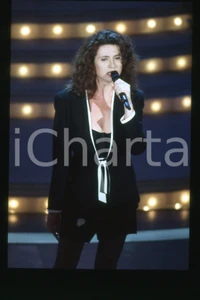 35mm vintage slide* 1985 ca ITALIA - MUSICA, Gigliola CINQUETTI Ritratto (146)  Diapositiva d'epoca, in formato 35 mm.CONDIZIONI: GOODE' severamente vietata la riproduzione. Tutti i diritti sono riservati.Nella diapositiva ICharta mette in vendita, sul negozio eBay e in esclusiva sul sito "icharta" il proprio archivio composto da numerose diapositive e negativi fotografici d'epoca, tutti originali e autentici, che attraversano la storia del costume italiano tra gli la fine degli anni Sessanta e Novanta.Si tratta di uno sguardo inedito sull'attualit&agrave;, la politica, la vita quotidiana, il gossip e la cultura, che fotografa il cambiamento della nazione in quest'ultimo scorcio del XX secolo. Un'occasione unica per il mercato del collezionismo, che vede finalmente disponibile un archivio eccezionale per vastit&agrave;, tematiche e condizioni, in un settore (il negativo fotografico e la diapositiva) di assoluta novit&agrave; e dalle interessanti prospettive di investimento. GOOD/buono   originale e autentica 1