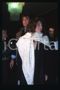 35mm vintage slide* 1985 ca ITALIA - MUSICA, Gigliola CINQUETTI Ritratto (151)  Diapositiva d'epoca, in formato 35 mm.CONDIZIONI: GOODE' severamente vietata la riproduzione. Tutti i diritti sono riservati.Nella diapositiva ICharta mette in vendita, sul negozio eBay e in esclusiva sul sito "icharta" il proprio archivio composto da numerose diapositive e negativi fotografici d'epoca, tutti originali e autentici, che attraversano la storia del costume italiano tra gli la fine degli anni Sessanta e Novanta.Si tratta di uno sguardo inedito sull'attualit&agrave;, la politica, la vita quotidiana, il gossip e la cultura, che fotografa il cambiamento della nazione in quest'ultimo scorcio del XX secolo. Un'occasione unica per il mercato del collezionismo, che vede finalmente disponibile un archivio eccezionale per vastit&agrave;, tematiche e condizioni, in un settore (il negativo fotografico e la diapositiva) di assoluta novit&agrave; e dalle interessanti prospettive di investimento. GOOD/buono   originale e autentica 1