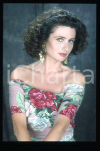 35mm vintage slide* 1985 ca ITALIA - MUSICA, Gigliola CINQUETTI Ritratto (134)  Diapositiva d'epoca, in formato 35 mm.CONDIZIONI: GOODE' severamente vietata la riproduzione. Tutti i diritti sono riservati.Nella diapositiva ICharta mette in vendita, sul negozio eBay e in esclusiva sul sito "icharta" il proprio archivio composto da numerose diapositive e negativi fotografici d'epoca, tutti originali e autentici, che attraversano la storia del costume italiano tra gli la fine degli anni Sessanta e Novanta.Si tratta di uno sguardo inedito sull'attualit&agrave;, la politica, la vita quotidiana, il gossip e la cultura, che fotografa il cambiamento della nazione in quest'ultimo scorcio del XX secolo. Un'occasione unica per il mercato del collezionismo, che vede finalmente disponibile un archivio eccezionale per vastit&agrave;, tematiche e condizioni, in un settore (il negativo fotografico e la diapositiva) di assoluta novit&agrave; e dalle interessanti prospettive di investimento. GOOD/buono   originale e autentica 1