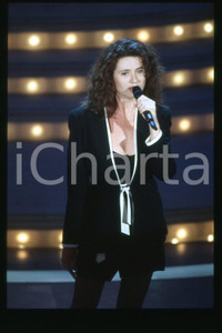 35mm vintage slide* 1985 ca ITALIA - MUSICA, Gigliola CINQUETTI Ritratto (152)  Diapositiva d'epoca, in formato 35 mm.CONDIZIONI: GOODE' severamente vietata la riproduzione. Tutti i diritti sono riservati.Nella diapositiva ICharta mette in vendita, sul negozio eBay e in esclusiva sul sito "icharta" il proprio archivio composto da numerose diapositive e negativi fotografici d'epoca, tutti originali e autentici, che attraversano la storia del costume italiano tra gli la fine degli anni Sessanta e Novanta.Si tratta di uno sguardo inedito sull'attualit&agrave;, la politica, la vita quotidiana, il gossip e la cultura, che fotografa il cambiamento della nazione in quest'ultimo scorcio del XX secolo. Un'occasione unica per il mercato del collezionismo, che vede finalmente disponibile un archivio eccezionale per vastit&agrave;, tematiche e condizioni, in un settore (il negativo fotografico e la diapositiva) di assoluta novit&agrave; e dalle interessanti prospettive di investimento. GOOD/buono   originale e autentica 1