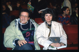 35mm vintage slide*1985 ca ITALIA Gigliola CINQUETTI Peppino DI CAPRI (138)  Diapositiva d'epoca, in formato 35 mm.CONDIZIONI: GOODE' severamente vietata la riproduzione. Tutti i diritti sono riservati.Nella diapositiva ICharta mette in vendita, sul negozio eBay e in esclusiva sul sito "icharta" il proprio archivio composto da numerose diapositive e negativi fotografici d'epoca, tutti originali e autentici, che attraversano la storia del costume italiano tra gli la fine degli anni Sessanta e Novanta.Si tratta di uno sguardo inedito sull'attualit&agrave;, la politica, la vita quotidiana, il gossip e la cultura, che fotografa il cambiamento della nazione in quest'ultimo scorcio del XX secolo. Un'occasione unica per il mercato del collezionismo, che vede finalmente disponibile un archivio eccezionale per vastit&agrave;, tematiche e condizioni, in un settore (il negativo fotografico e la diapositiva) di assoluta novit&agrave; e dalle interessanti prospettive di investimento. GOOD/buono   originale e autentica 1