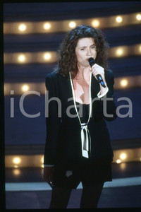 35mm vintage slide* 1985 ca ITALIA - MUSICA, Gigliola CINQUETTI Ritratto (175)  Diapositiva d'epoca, in formato 35 mm.CONDIZIONI: GOODE' severamente vietata la riproduzione. Tutti i diritti sono riservati.Nella diapositiva ICharta mette in vendita, sul negozio eBay e in esclusiva sul sito "icharta" il proprio archivio composto da numerose diapositive e negativi fotografici d'epoca, tutti originali e autentici, che attraversano la storia del costume italiano tra gli la fine degli anni Sessanta e Novanta.Si tratta di uno sguardo inedito sull'attualit&agrave;, la politica, la vita quotidiana, il gossip e la cultura, che fotografa il cambiamento della nazione in quest'ultimo scorcio del XX secolo. Un'occasione unica per il mercato del collezionismo, che vede finalmente disponibile un archivio eccezionale per vastit&agrave;, tematiche e condizioni, in un settore (il negativo fotografico e la diapositiva) di assoluta novit&agrave; e dalle interessanti prospettive di investimento. GOOD/buono   originale e autentica 1