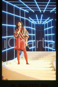 35mm vintage slide* 1985 ca ITALIA - MUSICA, Gigliola CINQUETTI Ritratto (191)  Diapositiva d'epoca, in formato 35 mm.CONDIZIONI: GOODE' severamente vietata la riproduzione. Tutti i diritti sono riservati.Nella diapositiva ICharta mette in vendita, sul negozio eBay e in esclusiva sul sito "icharta" il proprio archivio composto da numerose diapositive e negativi fotografici d'epoca, tutti originali e autentici, che attraversano la storia del costume italiano tra gli la fine degli anni Sessanta e Novanta.Si tratta di uno sguardo inedito sull'attualit&agrave;, la politica, la vita quotidiana, il gossip e la cultura, che fotografa il cambiamento della nazione in quest'ultimo scorcio del XX secolo. Un'occasione unica per il mercato del collezionismo, che vede finalmente disponibile un archivio eccezionale per vastit&agrave;, tematiche e condizioni, in un settore (il negativo fotografico e la diapositiva) di assoluta novit&agrave; e dalle interessanti prospettive di investimento. GOOD/buono   originale e autentica 1