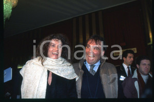 35mm vintage slide* 1985 ca ITALIA - MUSICA Gigliola CINQUETTI Ritratto (206)  Diapositiva d'epoca, in formato 35 mm.CONDIZIONI: GOODE' severamente vietata la riproduzione. Tutti i diritti sono riservati.Nella diapositiva ICharta mette in vendita, sul negozio eBay e in esclusiva sul sito "icharta" il proprio archivio composto da numerose diapositive e negativi fotografici d'epoca, tutti originali e autentici, che attraversano la storia del costume italiano tra gli la fine degli anni Sessanta e Novanta.Si tratta di uno sguardo inedito sull'attualit&agrave;, la politica, la vita quotidiana, il gossip e la cultura, che fotografa il cambiamento della nazione in quest'ultimo scorcio del XX secolo. Un'occasione unica per il mercato del collezionismo, che vede finalmente disponibile un archivio eccezionale per vastit&agrave;, tematiche e condizioni, in un settore (il negativo fotografico e la diapositiva) di assoluta novit&agrave; e dalle interessanti prospettive di investimento. GOOD/buono   originale e autentica 1