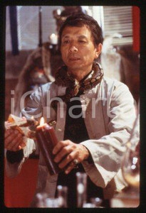 35mm vintage slide* 1989 CINEMA - "THE VINEYARD", James HONG, Michael WONG (22)  Diapositiva d'epoca, in formato 35 mm.CONDIZIONI: GOODE' severamente vietata la riproduzione. Tutti i diritti sono riservati.Nella diapositiva ICharta mette in vendita, sul negozio eBay e in esclusiva sul sito "icharta" il proprio archivio composto da numerose diapositive e negativi fotografici d'epoca, tutti originali e autentici, che attraversano la storia del costume italiano tra gli la fine degli anni Sessanta e Novanta.Si tratta di uno sguardo inedito sull'attualit&agrave;, la politica, la vita quotidiana, il gossip e la cultura, che fotografa il cambiamento della nazione in quest'ultimo scorcio del XX secolo. Un'occasione unica per il mercato del collezionismo, che vede finalmente disponibile un archivio eccezionale per vastit&agrave;, tematiche e condizioni, in un settore (il negativo fotografico e la diapositiva) di assoluta novit&agrave; e dalle interessanti prospettive di investimento. GOOD/buono   originale e autentica 1