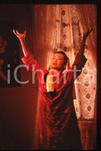 35mm vintage slide* 1989 CINEMA - "THE VINEYARD", James HONG, Michael WONG (25)  Diapositiva d'epoca, in formato 35 mm.CONDIZIONI: GOODE' severamente vietata la riproduzione. Tutti i diritti sono riservati.Nella diapositiva ICharta mette in vendita, sul negozio eBay e in esclusiva sul sito "icharta" il proprio archivio composto da numerose diapositive e negativi fotografici d'epoca, tutti originali e autentici, che attraversano la storia del costume italiano tra gli la fine degli anni Sessanta e Novanta.Si tratta di uno sguardo inedito sull'attualit&agrave;, la politica, la vita quotidiana, il gossip e la cultura, che fotografa il cambiamento della nazione in quest'ultimo scorcio del XX secolo. Un'occasione unica per il mercato del collezionismo, che vede finalmente disponibile un archivio eccezionale per vastit&agrave;, tematiche e condizioni, in un settore (il negativo fotografico e la diapositiva) di assoluta novit&agrave; e dalle interessanti prospettive di investimento. GOOD/buono   originale e autentica 1