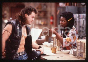 35mm vintage slide* 1987 CINEMA "Bagdad Cafe" Marianne SAGEBRECHT, Cch POUNDER/7  Diapositiva d'epoca, in formato 35 mm.CONDIZIONI: GOODE' severamente vietata la riproduzione. Tutti i diritti sono riservati.Nella diapositiva ICharta mette in vendita, sul negozio eBay e in esclusiva sul sito "icharta" il proprio archivio composto da numerose diapositive e negativi fotografici d'epoca, tutti originali e autentici, che attraversano la storia del costume italiano tra gli la fine degli anni Sessanta e Novanta.Si tratta di uno sguardo inedito sull'attualit&agrave;, la politica, la vita quotidiana, il gossip e la cultura, che fotografa il cambiamento della nazione in quest'ultimo scorcio del XX secolo. Un'occasione unica per il mercato del collezionismo, che vede finalmente disponibile un archivio eccezionale per vastit&agrave;, tematiche e condizioni, in un settore (il negativo fotografico e la diapositiva) di assoluta novit&agrave; e dalle interessanti prospettive di investimento. GOOD/buono   originale e autentica 1