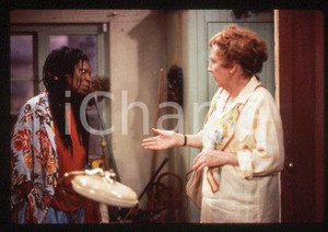 35mm vintage slide*1987 CINEMA "Bagdad Cafe" Marianne SAGEBRECHT, Cch POUNDER/11  Diapositiva d'epoca, in formato 35 mm.CONDIZIONI: GOODE' severamente vietata la riproduzione. Tutti i diritti sono riservati.Nella diapositiva ICharta mette in vendita, sul negozio eBay e in esclusiva sul sito "icharta" il proprio archivio composto da numerose diapositive e negativi fotografici d'epoca, tutti originali e autentici, che attraversano la storia del costume italiano tra gli la fine degli anni Sessanta e Novanta.Si tratta di uno sguardo inedito sull'attualit&agrave;, la politica, la vita quotidiana, il gossip e la cultura, che fotografa il cambiamento della nazione in quest'ultimo scorcio del XX secolo. Un'occasione unica per il mercato del collezionismo, che vede finalmente disponibile un archivio eccezionale per vastit&agrave;, tematiche e condizioni, in un settore (il negativo fotografico e la diapositiva) di assoluta novit&agrave; e dalle interessanti prospettive di investimento. GOOD/buono   originale e autentica 1