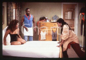 35mm vintage slide*1987 CINEMA "Bagdad Cafe" Marianne SAGEBRECHT, Cch POUNDER/29  Diapositiva d'epoca, in formato 35 mm.CONDIZIONI: GOODE' severamente vietata la riproduzione. Tutti i diritti sono riservati.Nella diapositiva ICharta mette in vendita, sul negozio eBay e in esclusiva sul sito "icharta" il proprio archivio composto da numerose diapositive e negativi fotografici d'epoca, tutti originali e autentici, che attraversano la storia del costume italiano tra gli la fine degli anni Sessanta e Novanta.Si tratta di uno sguardo inedito sull'attualit&agrave;, la politica, la vita quotidiana, il gossip e la cultura, che fotografa il cambiamento della nazione in quest'ultimo scorcio del XX secolo. Un'occasione unica per il mercato del collezionismo, che vede finalmente disponibile un archivio eccezionale per vastit&agrave;, tematiche e condizioni, in un settore (il negativo fotografico e la diapositiva) di assoluta novit&agrave; e dalle interessanti prospettive di investimento. GOOD/buono   originale e autentica 1