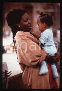 35mm vintage slide*1987 CINEMA "Bagdad Cafe" Marianne SAGEBRECHT, Cch POUNDER/37  Diapositiva d'epoca, in formato 35 mm.CONDIZIONI: GOODE' severamente vietata la riproduzione. Tutti i diritti sono riservati.Nella diapositiva ICharta mette in vendita, sul negozio eBay e in esclusiva sul sito "icharta" il proprio archivio composto da numerose diapositive e negativi fotografici d'epoca, tutti originali e autentici, che attraversano la storia del costume italiano tra gli la fine degli anni Sessanta e Novanta.Si tratta di uno sguardo inedito sull'attualit&agrave;, la politica, la vita quotidiana, il gossip e la cultura, che fotografa il cambiamento della nazione in quest'ultimo scorcio del XX secolo. Un'occasione unica per il mercato del collezionismo, che vede finalmente disponibile un archivio eccezionale per vastit&agrave;, tematiche e condizioni, in un settore (il negativo fotografico e la diapositiva) di assoluta novit&agrave; e dalle interessanti prospettive di investimento. GOOD/buono   originale e autentica 1