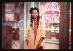 35mm vintage slide*1987 CINEMA "Bagdad Cafe" Marianne SAGEBRECHT, Cch POUNDER/45  Diapositiva d'epoca, in formato 35 mm.CONDIZIONI: GOODE' severamente vietata la riproduzione. Tutti i diritti sono riservati.Nella diapositiva ICharta mette in vendita, sul negozio eBay e in esclusiva sul sito "icharta" il proprio archivio composto da numerose diapositive e negativi fotografici d'epoca, tutti originali e autentici, che attraversano la storia del costume italiano tra gli la fine degli anni Sessanta e Novanta.Si tratta di uno sguardo inedito sull'attualit&agrave;, la politica, la vita quotidiana, il gossip e la cultura, che fotografa il cambiamento della nazione in quest'ultimo scorcio del XX secolo. Un'occasione unica per il mercato del collezionismo, che vede finalmente disponibile un archivio eccezionale per vastit&agrave;, tematiche e condizioni, in un settore (il negativo fotografico e la diapositiva) di assoluta novit&agrave; e dalle interessanti prospettive di investimento. GOOD/buono   originale e autentica 1
