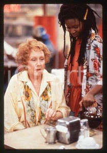 35mm vintage slide*1987 CINEMA "Bagdad Cafe" Marianne SAGEBRECHT, Cch POUNDER/48  Diapositiva d'epoca, in formato 35 mm.CONDIZIONI: GOODE' severamente vietata la riproduzione. Tutti i diritti sono riservati.Nella diapositiva ICharta mette in vendita, sul negozio eBay e in esclusiva sul sito "icharta" il proprio archivio composto da numerose diapositive e negativi fotografici d'epoca, tutti originali e autentici, che attraversano la storia del costume italiano tra gli la fine degli anni Sessanta e Novanta.Si tratta di uno sguardo inedito sull'attualit&agrave;, la politica, la vita quotidiana, il gossip e la cultura, che fotografa il cambiamento della nazione in quest'ultimo scorcio del XX secolo. Un'occasione unica per il mercato del collezionismo, che vede finalmente disponibile un archivio eccezionale per vastit&agrave;, tematiche e condizioni, in un settore (il negativo fotografico e la diapositiva) di assoluta novit&agrave; e dalle interessanti prospettive di investimento. GOOD/buono   originale e autentica 1