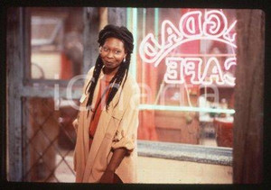 35mm vintage slide*1987 CINEMA "Bagdad Cafe" Marianne SAGEBRECHT, Cch POUNDER/53  Diapositiva d'epoca, in formato 35 mm.CONDIZIONI: GOODE' severamente vietata la riproduzione. Tutti i diritti sono riservati.Nella diapositiva ICharta mette in vendita, sul negozio eBay e in esclusiva sul sito "icharta" il proprio archivio composto da numerose diapositive e negativi fotografici d'epoca, tutti originali e autentici, che attraversano la storia del costume italiano tra gli la fine degli anni Sessanta e Novanta.Si tratta di uno sguardo inedito sull'attualit&agrave;, la politica, la vita quotidiana, il gossip e la cultura, che fotografa il cambiamento della nazione in quest'ultimo scorcio del XX secolo. Un'occasione unica per il mercato del collezionismo, che vede finalmente disponibile un archivio eccezionale per vastit&agrave;, tematiche e condizioni, in un settore (il negativo fotografico e la diapositiva) di assoluta novit&agrave; e dalle interessanti prospettive di investimento. GOOD/buono   originale e autentica 1