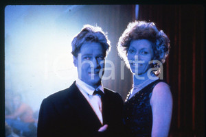 35mm vintage slide* 1989 CINEMA "Hellgate" - Ron PALILLO, Abigail WOLCOTT (2)  Diapositiva d'epoca, in formato 35 mm.CONDIZIONI: GOODE' severamente vietata la riproduzione. Tutti i diritti sono riservati.Nella diapositiva ICharta mette in vendita, sul negozio eBay e in esclusiva sul sito "icharta" il proprio archivio composto da numerose diapositive e negativi fotografici d'epoca, tutti originali e autentici, che attraversano la storia del costume italiano tra gli la fine degli anni Sessanta e Novanta.Si tratta di uno sguardo inedito sull'attualit&agrave;, la politica, la vita quotidiana, il gossip e la cultura, che fotografa il cambiamento della nazione in quest'ultimo scorcio del XX secolo. Un'occasione unica per il mercato del collezionismo, che vede finalmente disponibile un archivio eccezionale per vastit&agrave;, tematiche e condizioni, in un settore (il negativo fotografico e la diapositiva) di assoluta novit&agrave; e dalle interessanti prospettive di investimento. GOOD/buono   originale e autentica 1